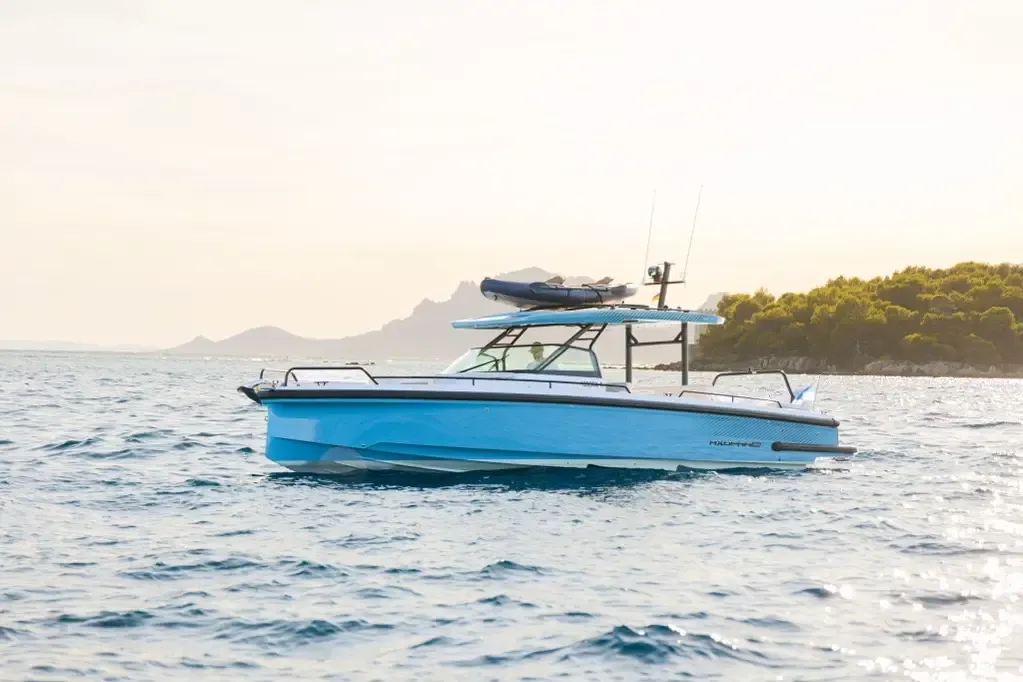 Axopar 37 Sun Top exterior profile