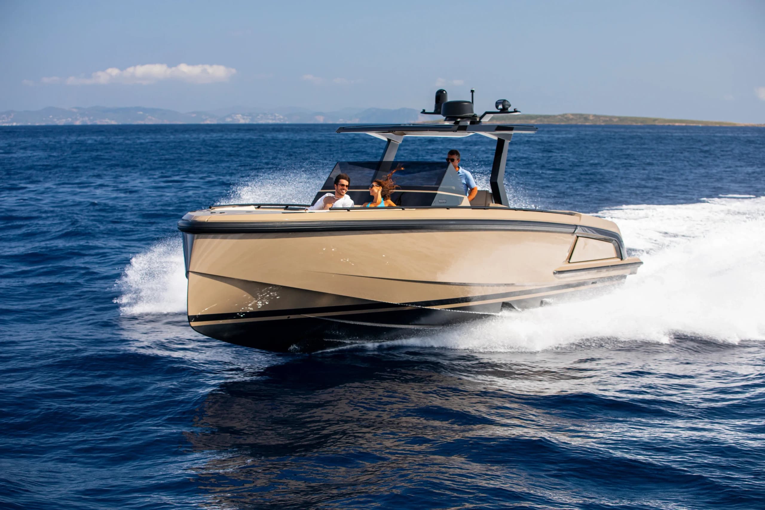 Vanquish VQ40 lifestyle shot, deck and cockpit area underway