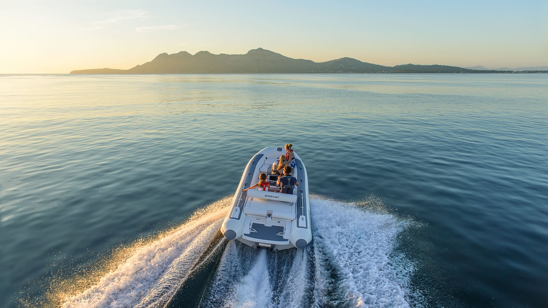 Williams SportJet 520 jet tender at speed
